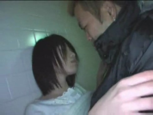 街中で泥酔してる素人娘を介抱すると見せかけ公衆トイレで中出しレ●プ！
